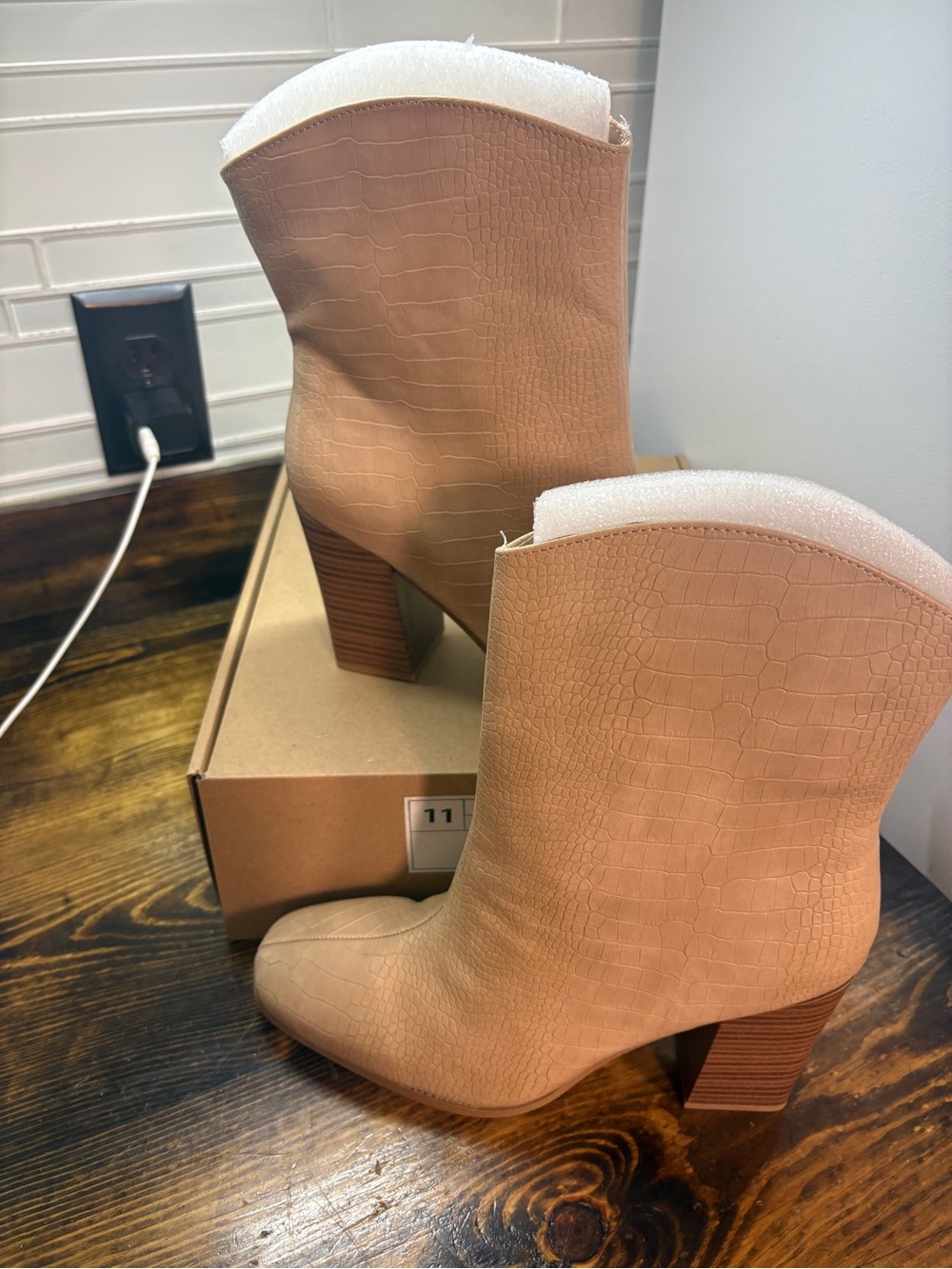 Journee Tan Brekinn Croc Ankle Boots Size 11